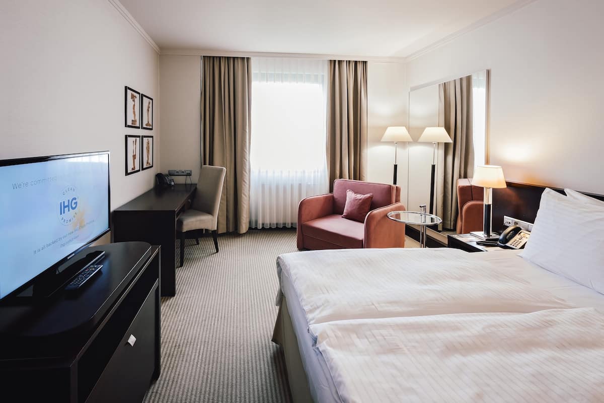 Standard Room, 1 Queen Bed with Sofa bed | 1 bedroom, hypo-allergenic bedding, down duvets, Select Comfort beds