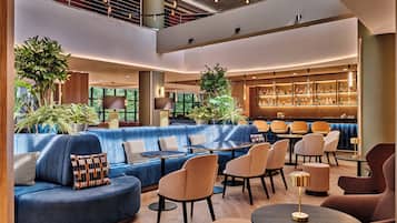 Serves lunch and dinner