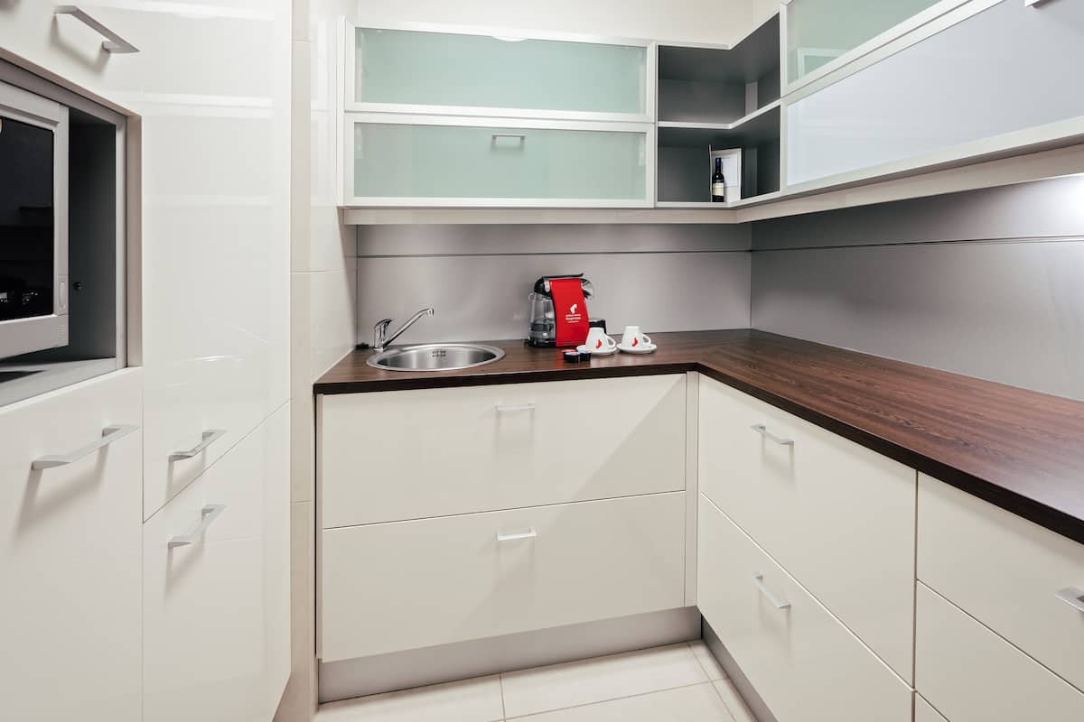 suite, 1 bedroom, kitchenette (with living area) | private kitchenette | coffee/tea maker, electric kettle