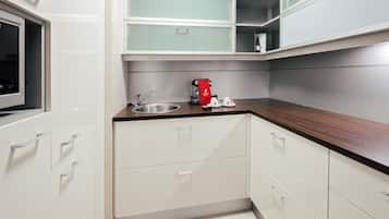 Suite, 1 Bedroom, Kitchenette (with Living Area) | Private kitchenette | Coffee/tea maker, electric kettle