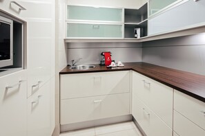 Suite, 1 Bedroom, Kitchenette (with Living Area) | Private kitchenette