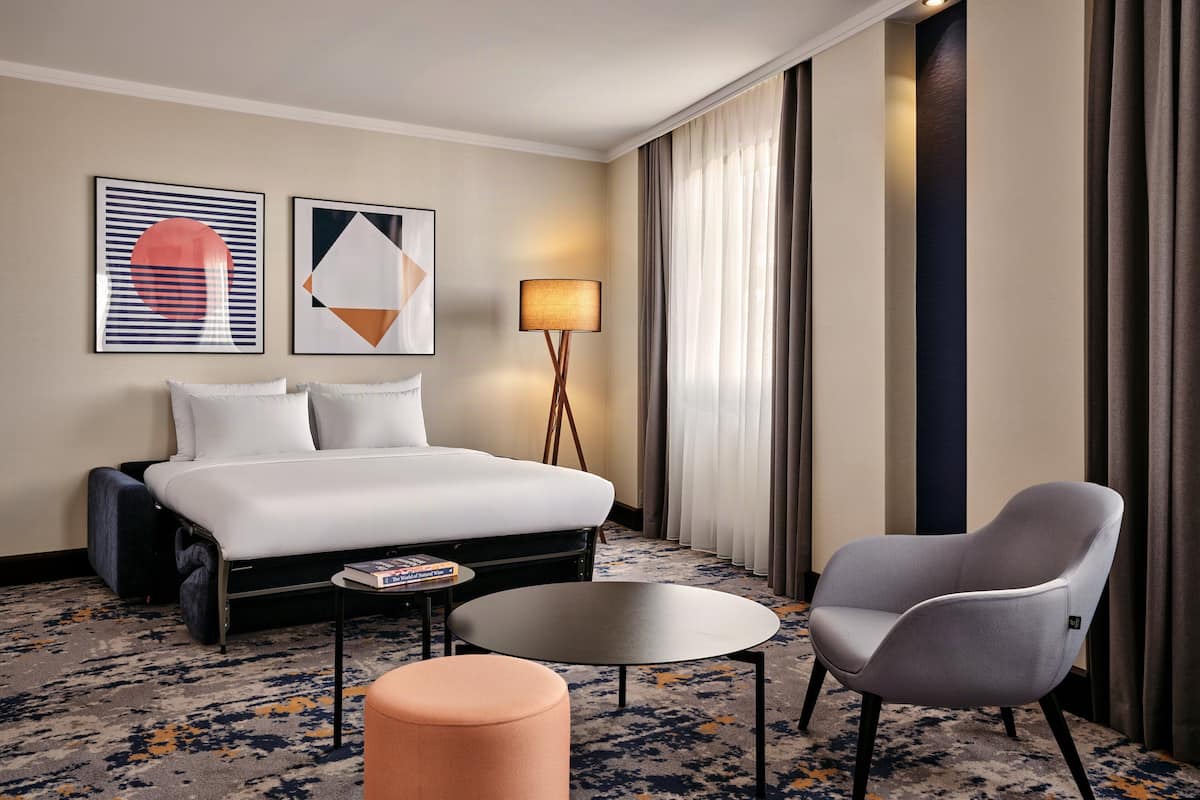 Business Suite, 1 Bedroom (Living and Dining Area)