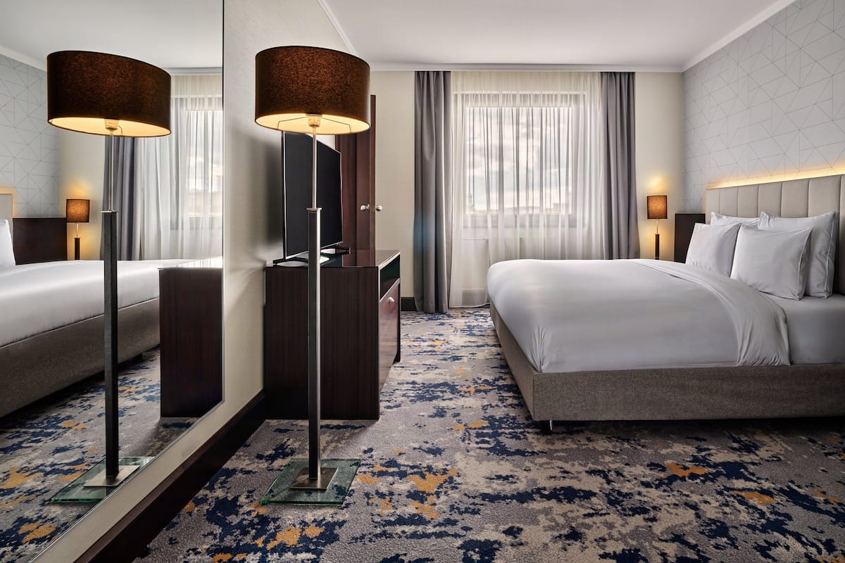 商务套房, 1 间卧室 (Living and Dining Area) | 防过敏的被褥、羽绒被、Select Comfort 床、迷你吧