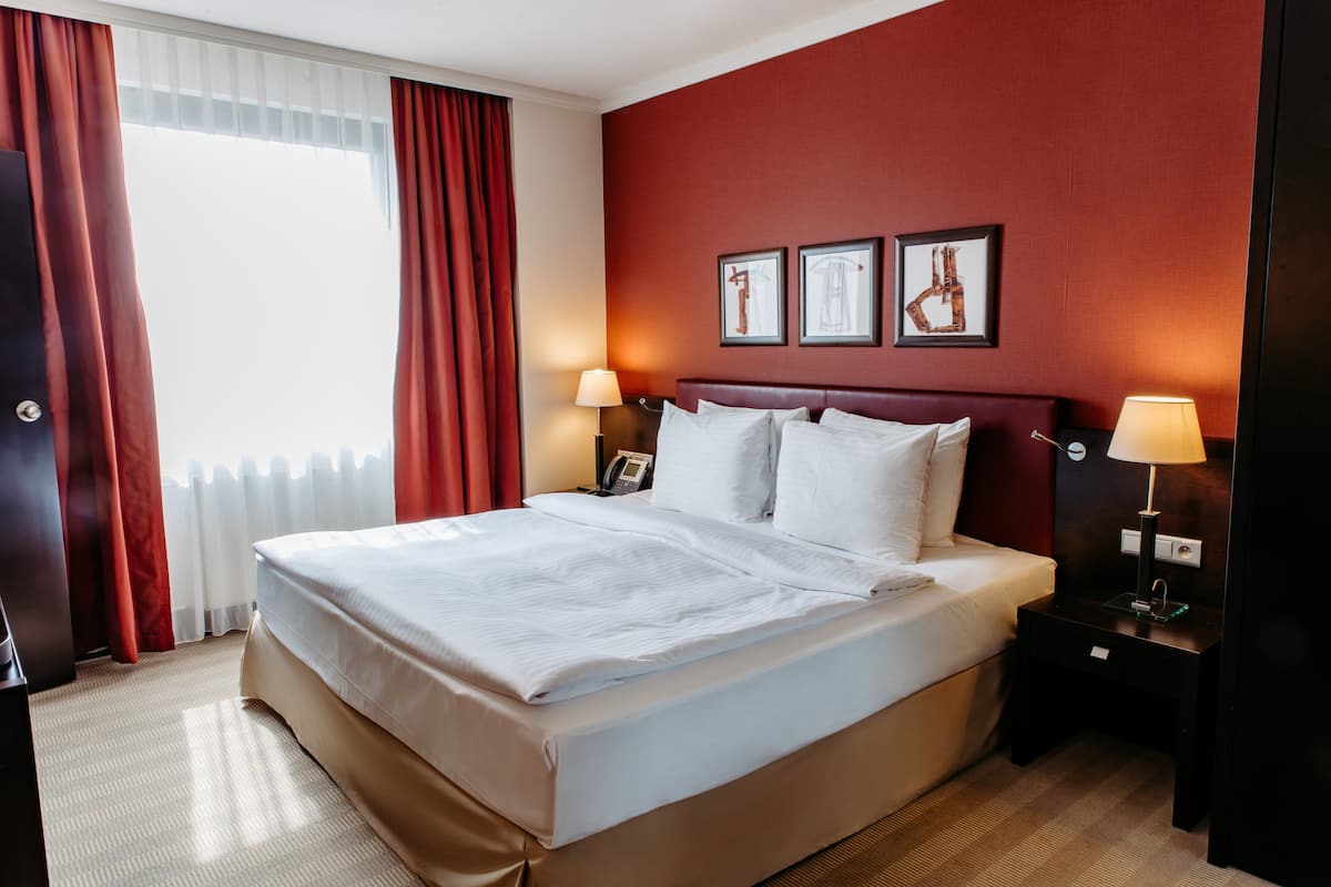 1 bedroom, hypo-allergenic bedding, down duvets, Select Comfort beds