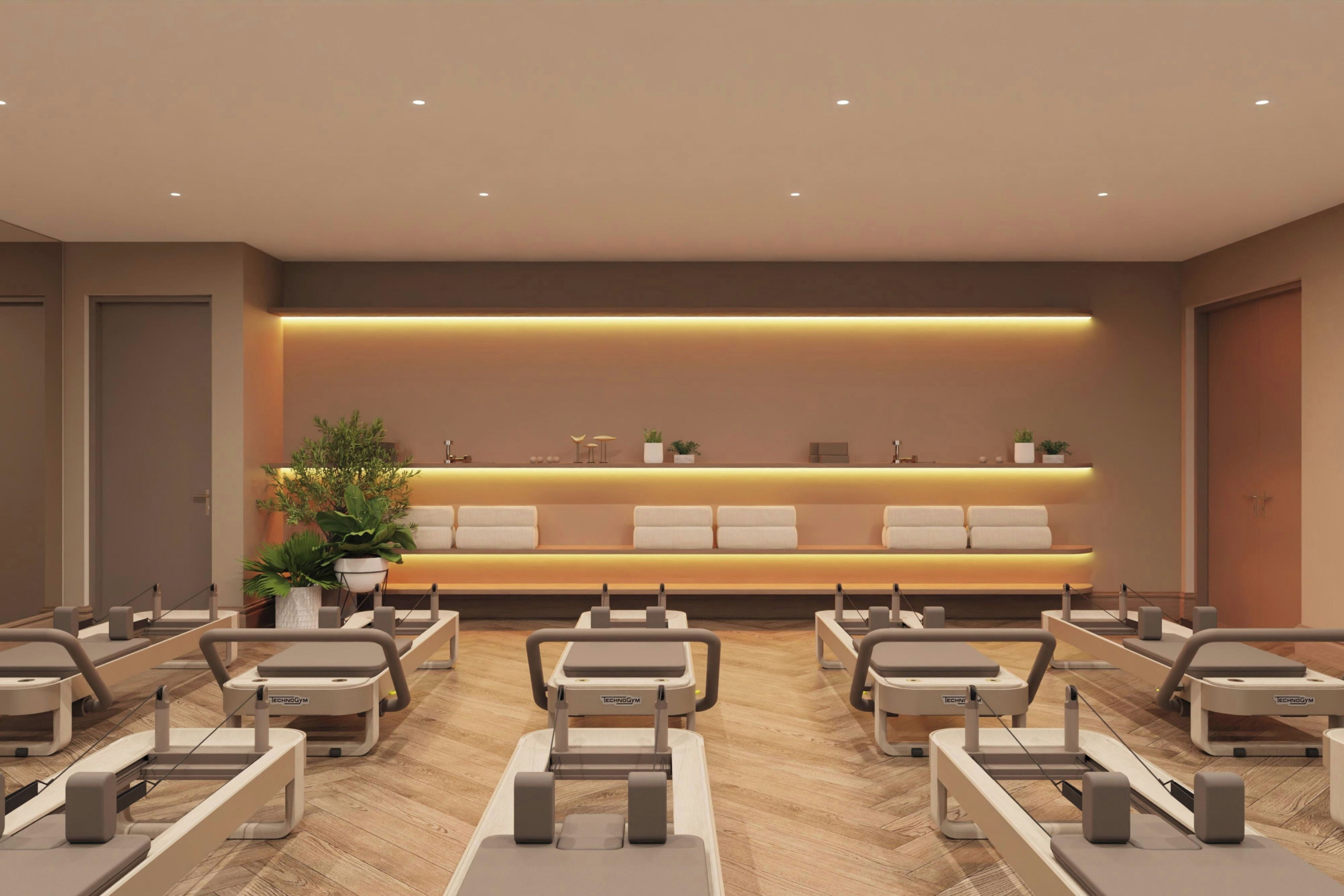 Un área de espera moderna con mostrador de recepción, asientos y una planta.