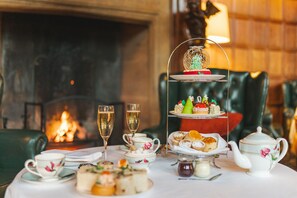 3 restaurants, breakfast, lunch, dinner served; British cuisine 