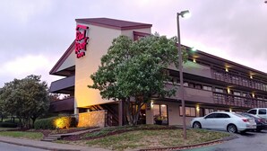 A Red Roof Inn with a modern design, featuring a prominent neon sign, a parking lot, and a well-maintained lawn. - Red Roof Inn Johnson City (Johnson City)