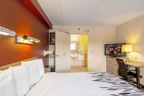 Desk, blackout drapes, free cribs/infant beds, free WiFi - Red Roof Inn Johnson City (Johnson City)