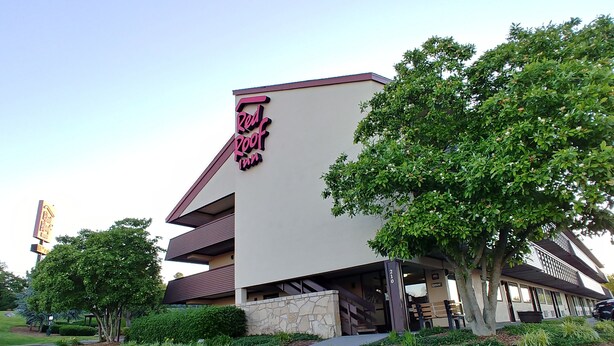 A Red Roof Inn with a modern design, featuring a prominent red roof and a stone facade. - Red Roof Inn Johnson City (Johnson City)