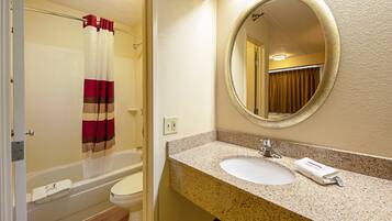 Standaard kamer, 1 kingsize bed (Smoke Free) | Badkamer | Gratis toiletartikelen, handdoeken