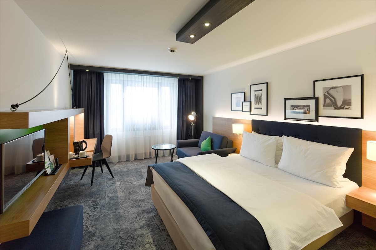 Premium bedding, in-room safe, desk, laptop workspace