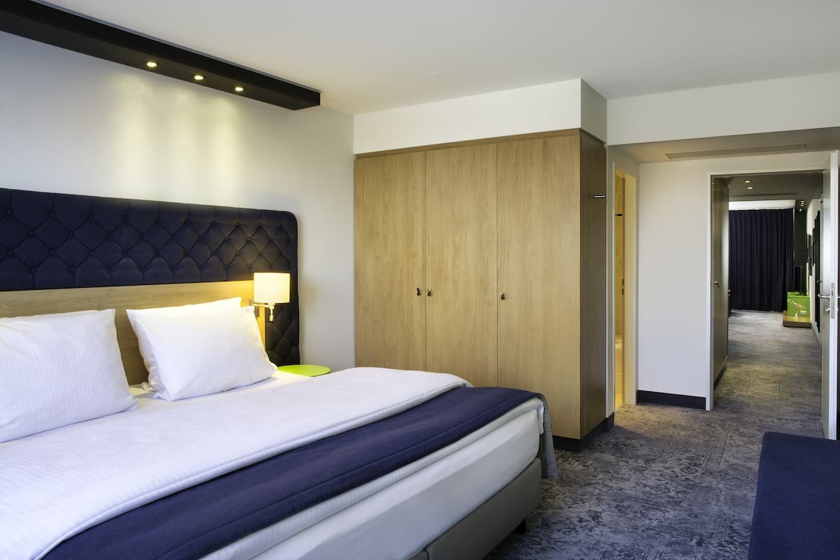1 bedroom, premium bedding, in-room safe, desk