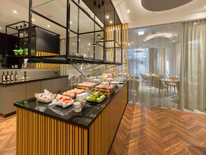 2 restaurants servant le déjeuner et le dîner