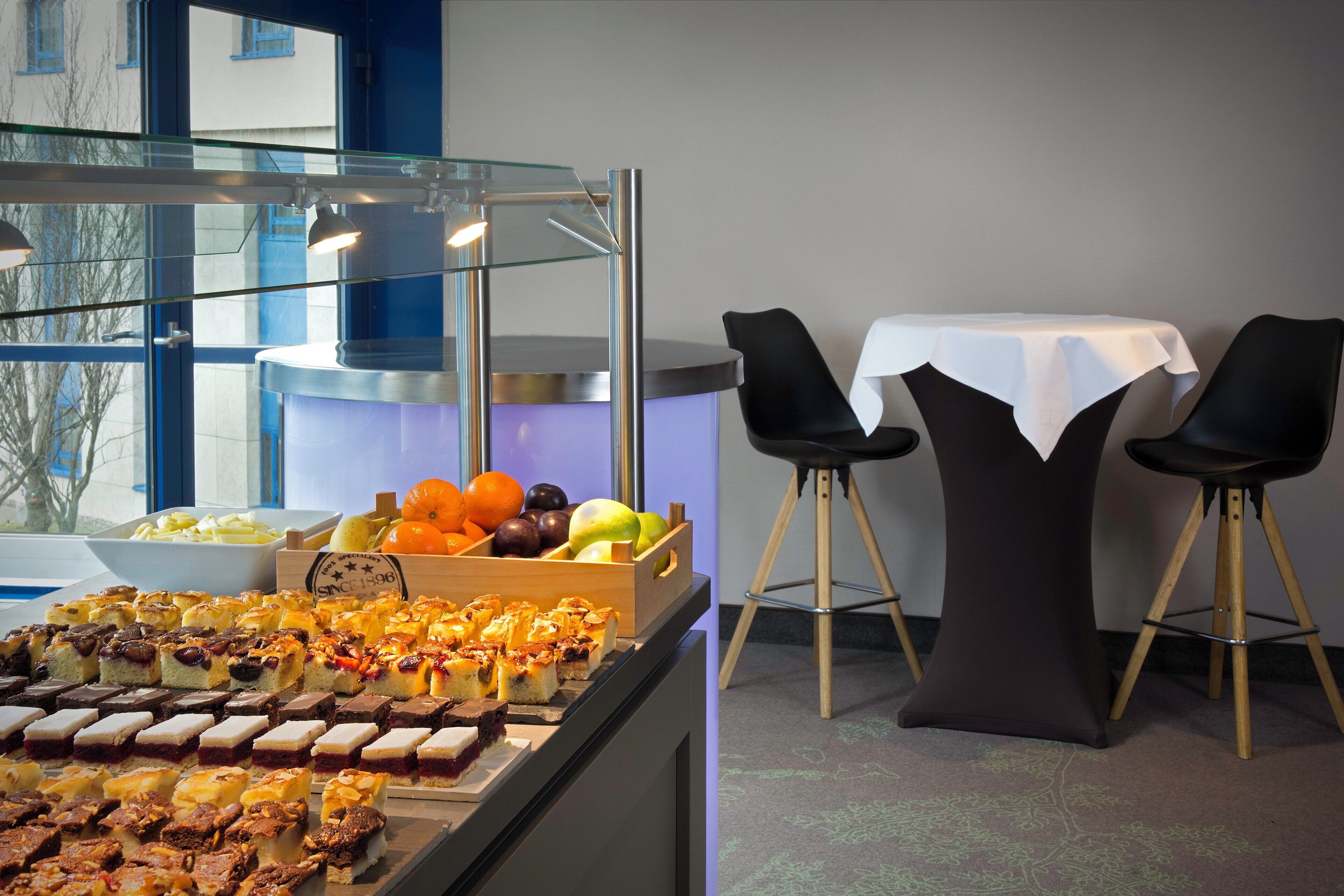 Ein Buffet mit verschiedenen Desserts und Früchten.