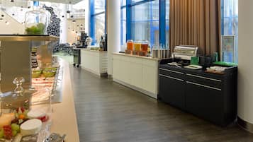 2 restaurants, serveren lunch, diner, internationale gerechten