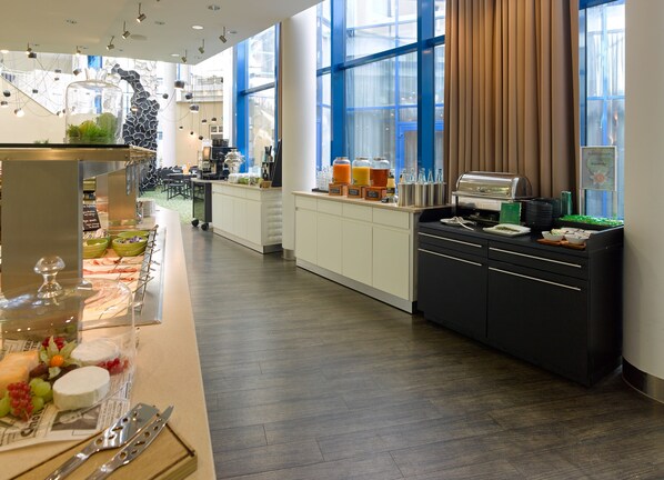 2 restaurants, lunch, dinner served; international cuisine
