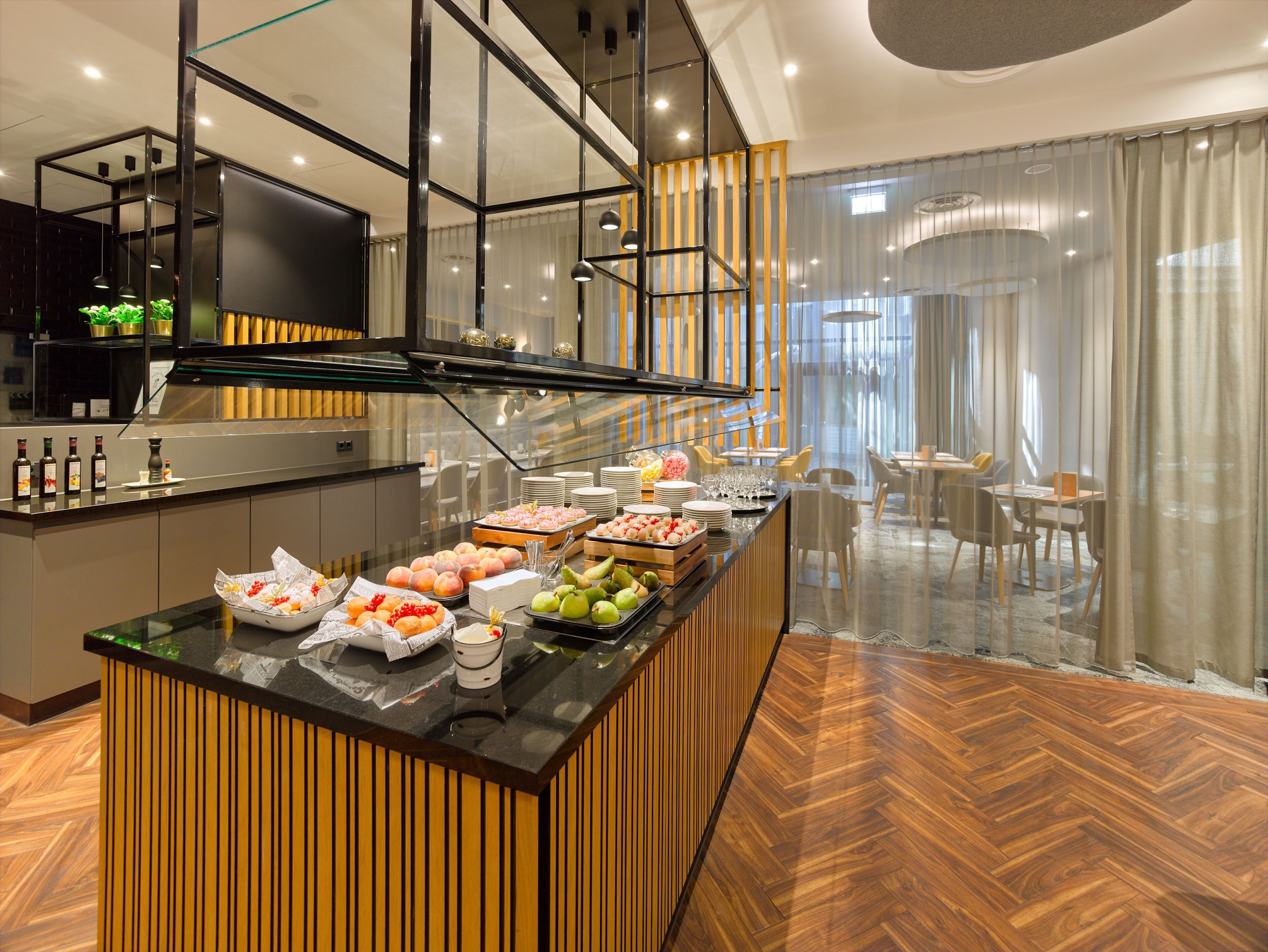 2 restaurants; lunch and dinner served