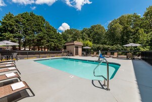 Una piscina al aire libre de temporada (de 07:00 a 21:00), sombrillas