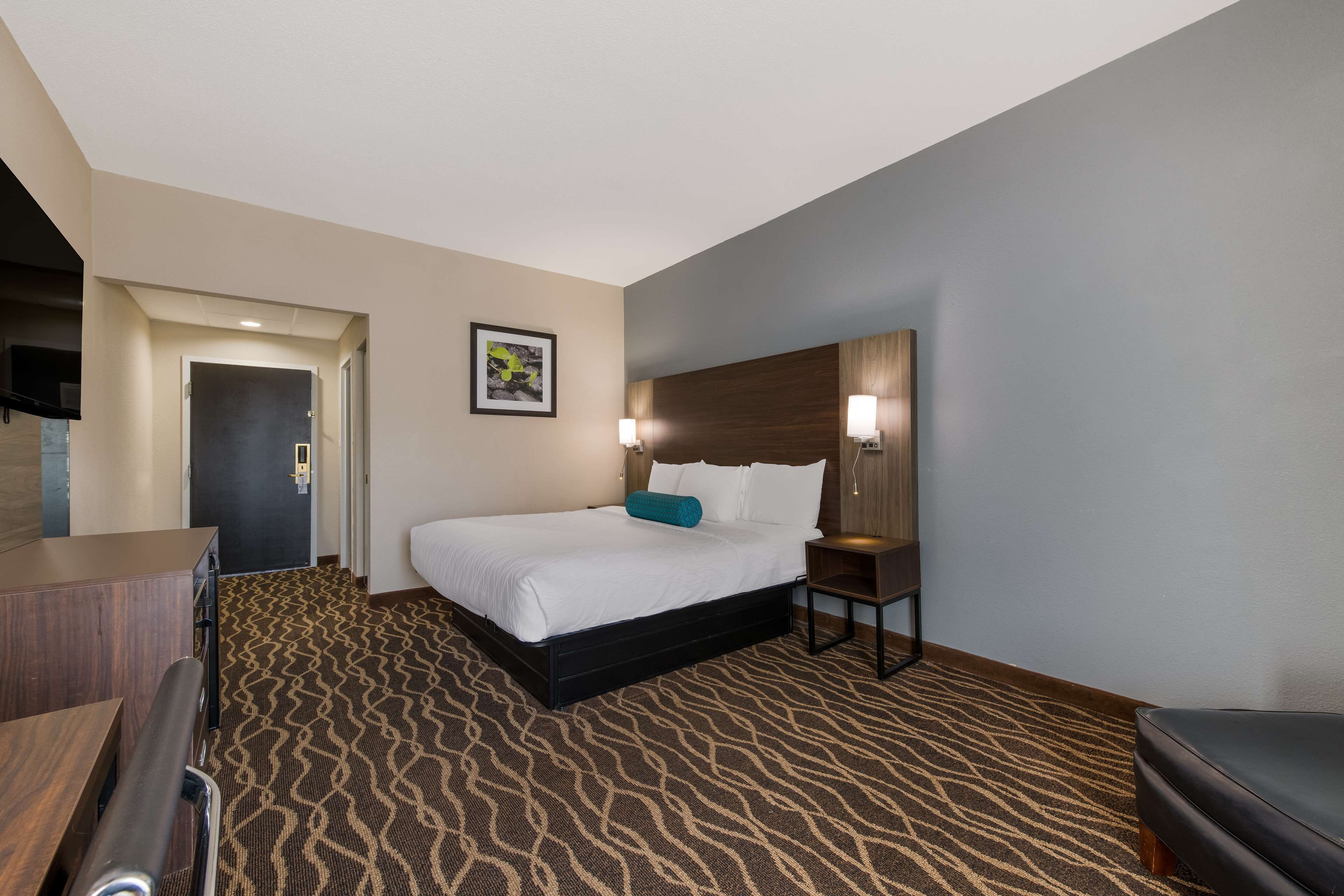 standard room, 1 king bed, non smoking, refrigerator & microwave | desk, laptop workspace, blackout curtains, iron/ironing board