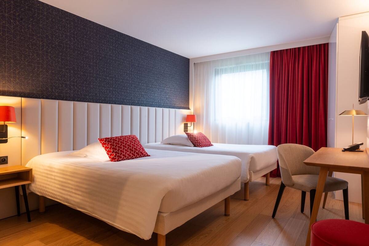 Premium bedding, in-room safe, desk, laptop workspace