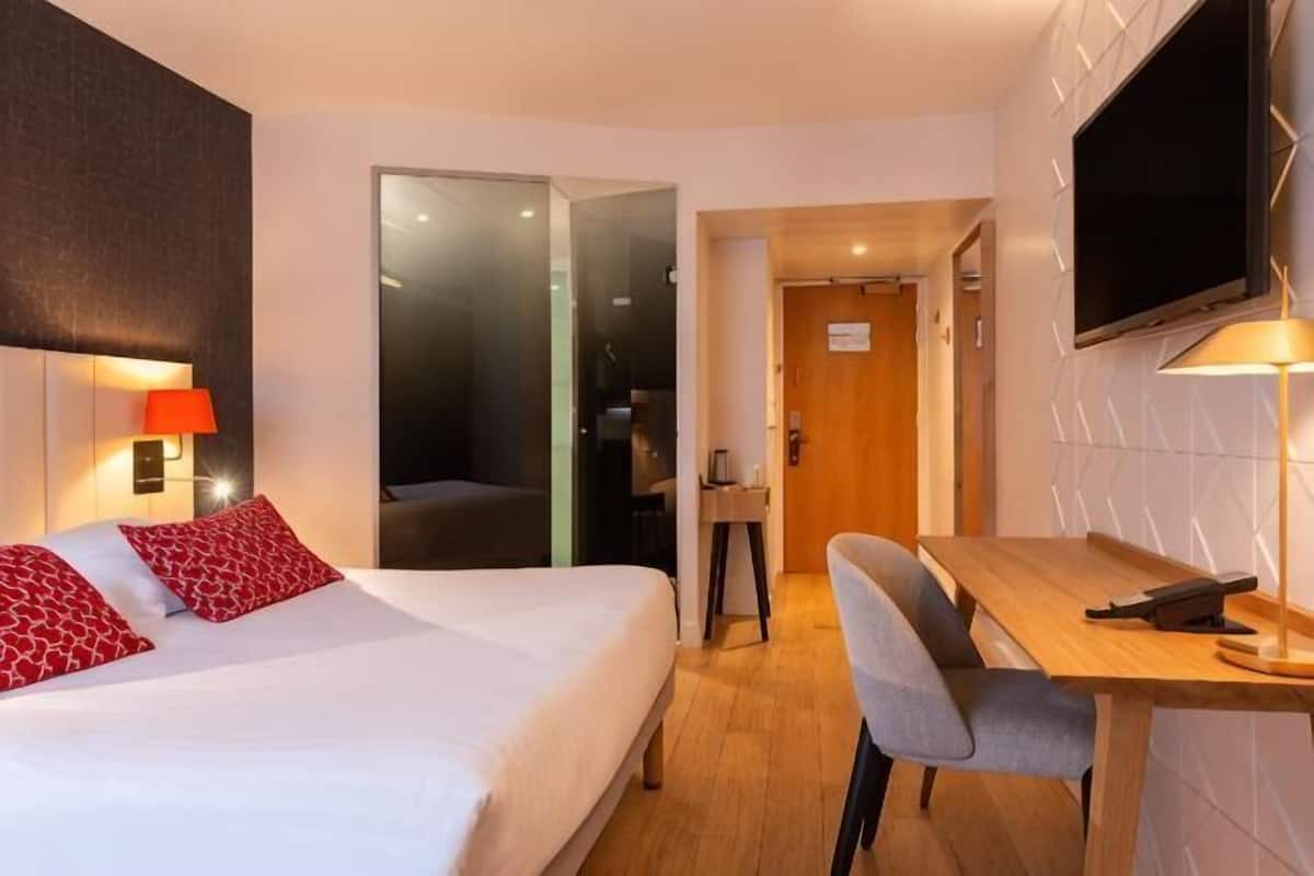 Premium bedding, in-room safe, desk, laptop workspace