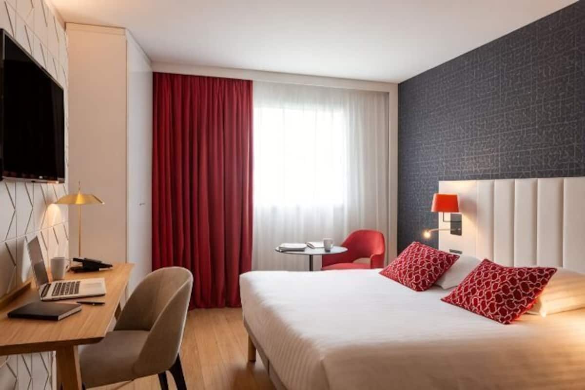 Premium bedding, in-room safe, desk, laptop workspace