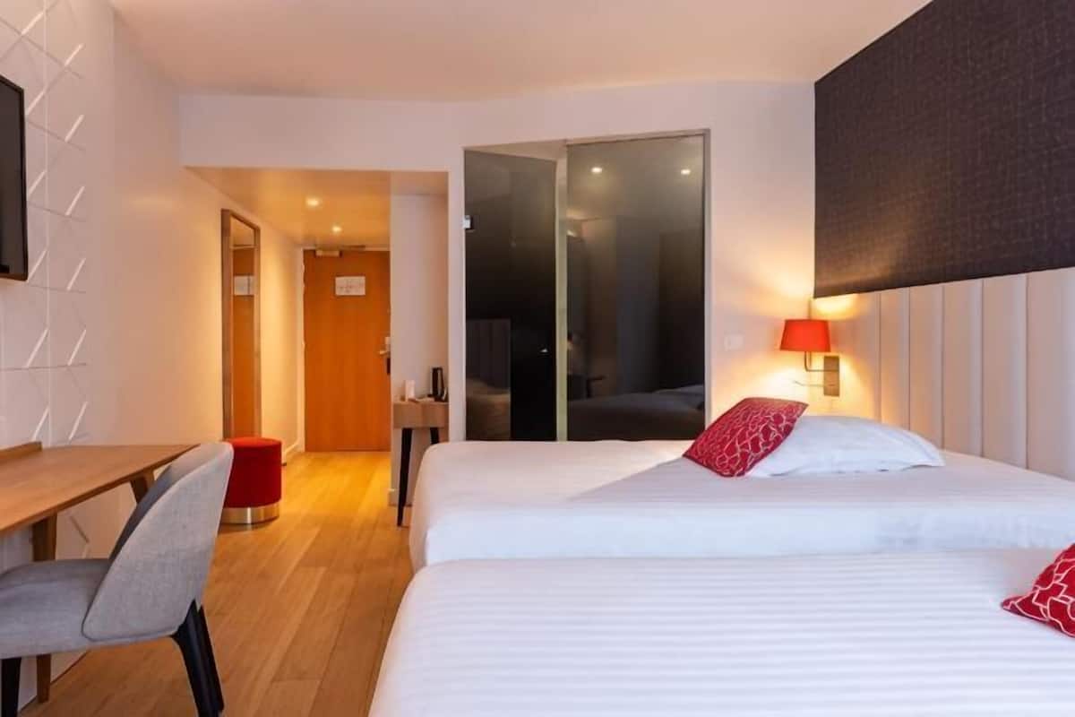 Premium bedding, in-room safe, desk, laptop workspace