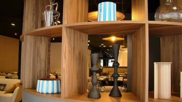Un interior moderno con estantes de madera que exhiben diversos objetos decorativos.