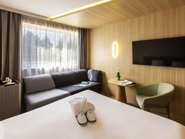 Habitación ejecutiva, varias camas | Ropa de cama de alta calidad, caja fuerte, escritorio