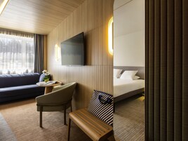 Habitación ejecutiva, varias camas | Ropa de cama de alta calidad, caja fuerte, escritorio