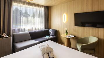 Premium bedding, in-room safe, desk, laptop workspace