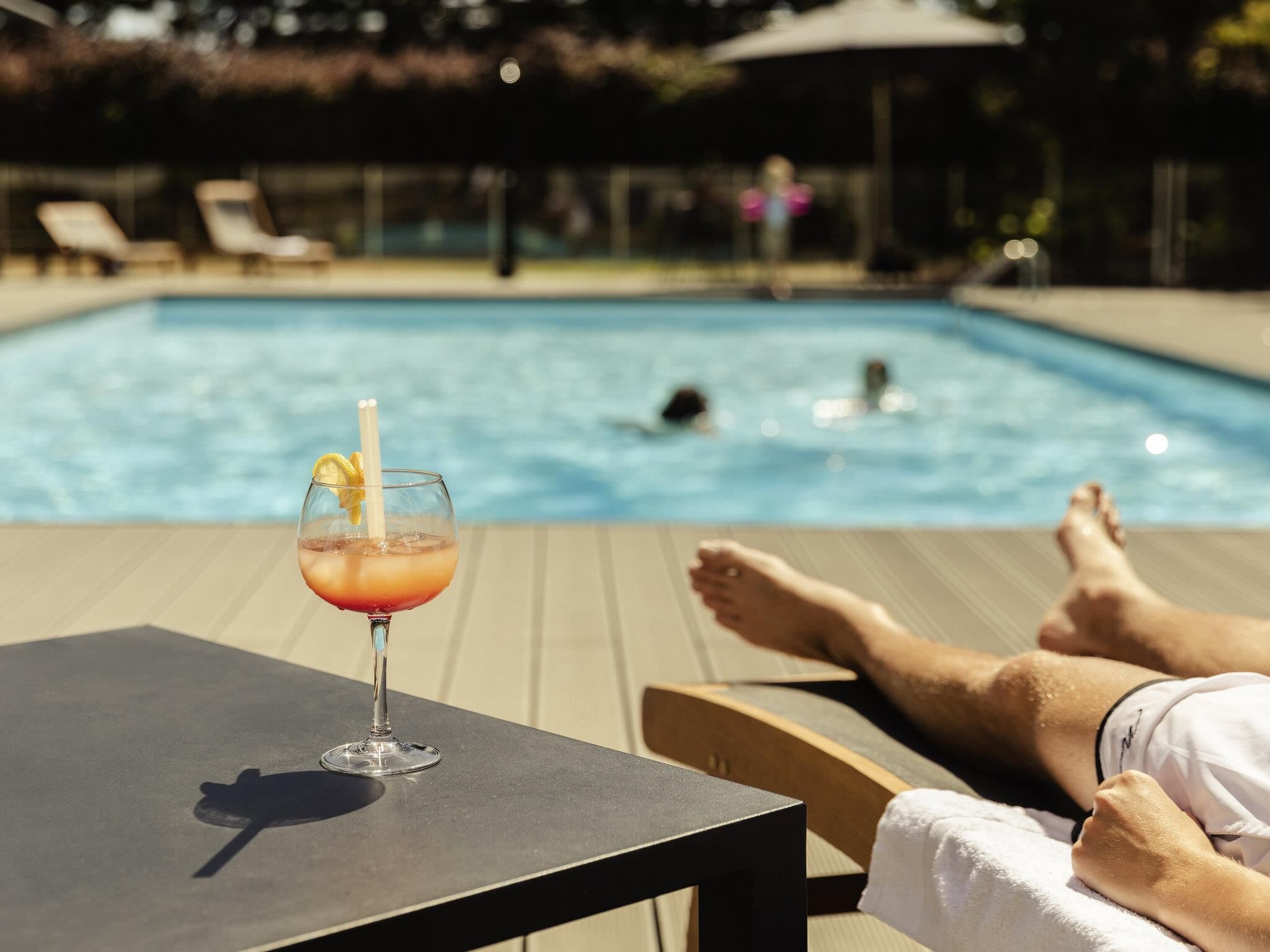 Außenpool (je nach Saison geöffnet), Sonnenschirme, Liegestühle