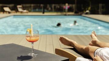 Außenpool (je nach Saison geöffnet), Sonnenschirme, Liegestühle