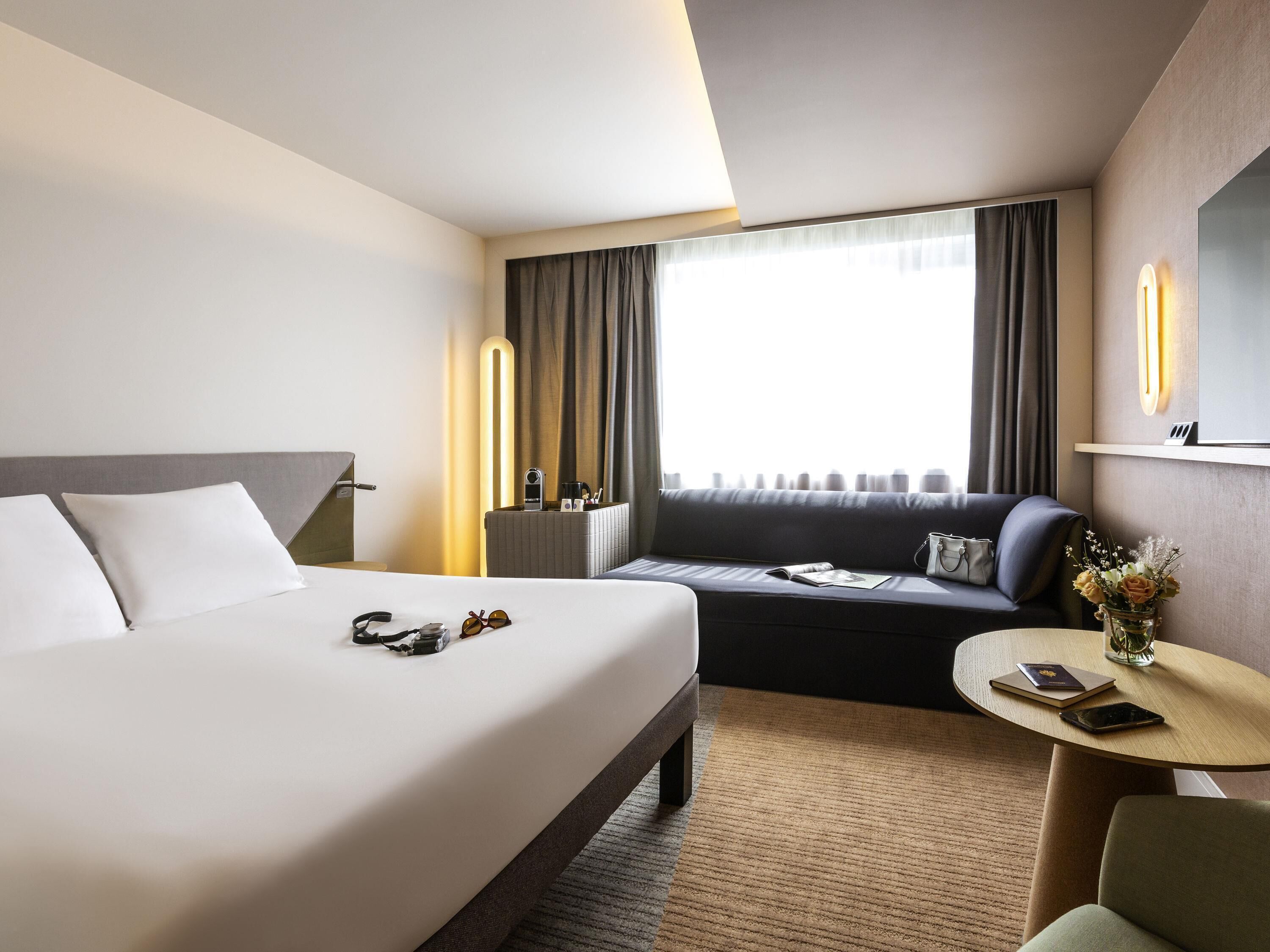 ห้องคลาสสิก, เตียงใหญ่ 1 เตียง | เครื่องนอนระดับพรีเมียม, ตู้นิรภัยในห้องพัก, โต๊ะทำงาน