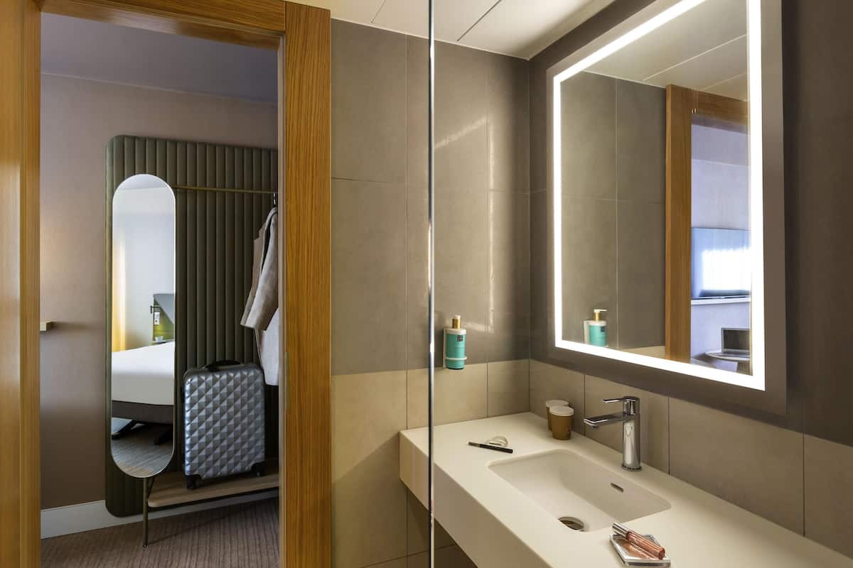 Premium bedding, in-room safe, desk, laptop workspace