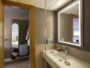 Premium bedding, in-room safe, desk, laptop workspace
