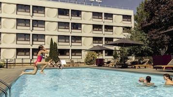 Kolam renang terbuka bermusim, payung kolam, kerusi lepak pantai