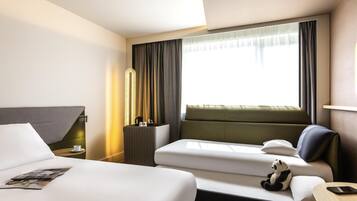 Habitación familiar, varias camas | Ropa de cama de alta calidad, caja fuerte, escritorio