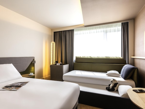 Family Room, Multiple Beds | Premium bedding, in-room safe, desk, laptop workspace