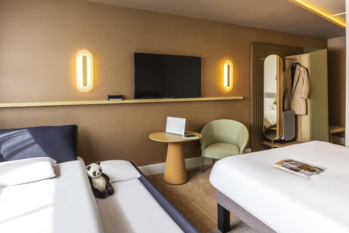 Familierom, flere senger | Sengetøy av topp kvalitet, safe på rommet og skrivebord