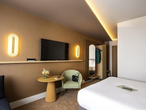 Premium bedding, in-room safe, desk, laptop workspace
