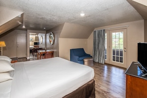 Rom, 1 kingsize-seng, fjellutsikt (with Fireplace) | Safe på rommet, skrivebord, lydisolert og strykejern/-brett