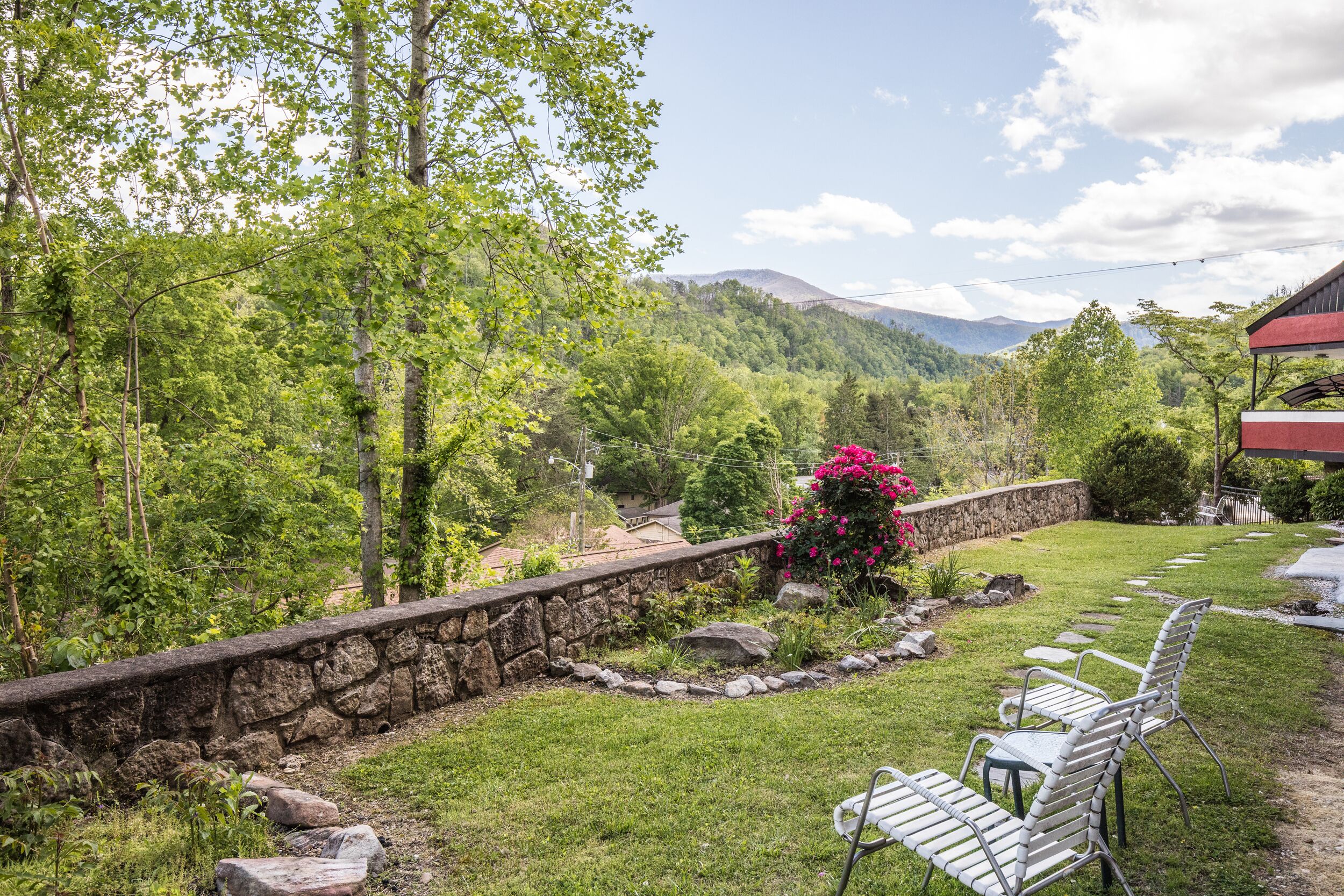 Standard Room, 1 King Bed | Garden view