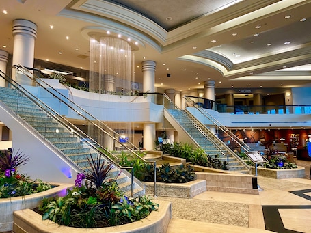 Interior entrance. Hilton East Brunswick Hotel & Executive Meeting Center