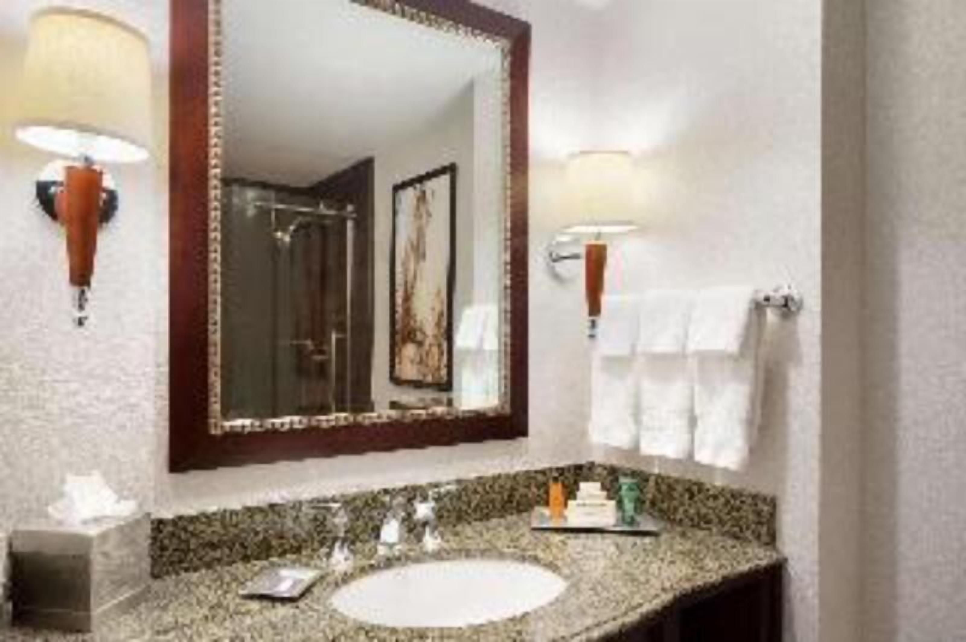 Bathroom | Combined shower/tub, free toiletries, hair dryer, towels