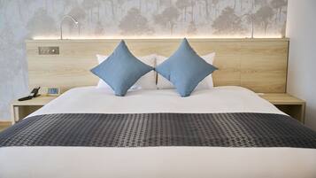 Comfort Double, West Wing (Non-smoking, Lower Floors) | Desk, blackout drapes, soundproofing, free WiFi