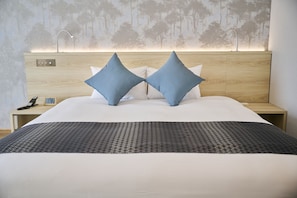 Comfort Double, West Wing (Non-smoking, Lower Floors) | Desk, blackout drapes, soundproofing, free WiFi