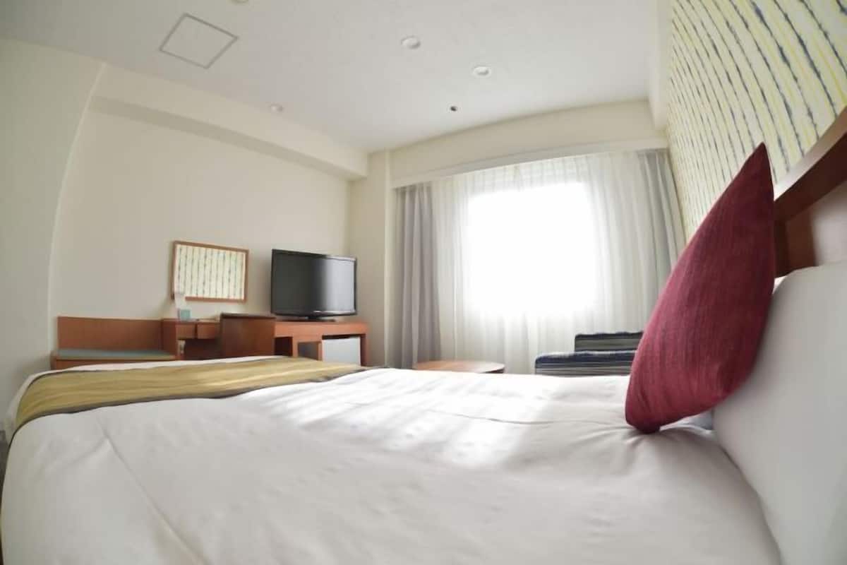 1 bedroom, desk, blackout curtains, soundproofing