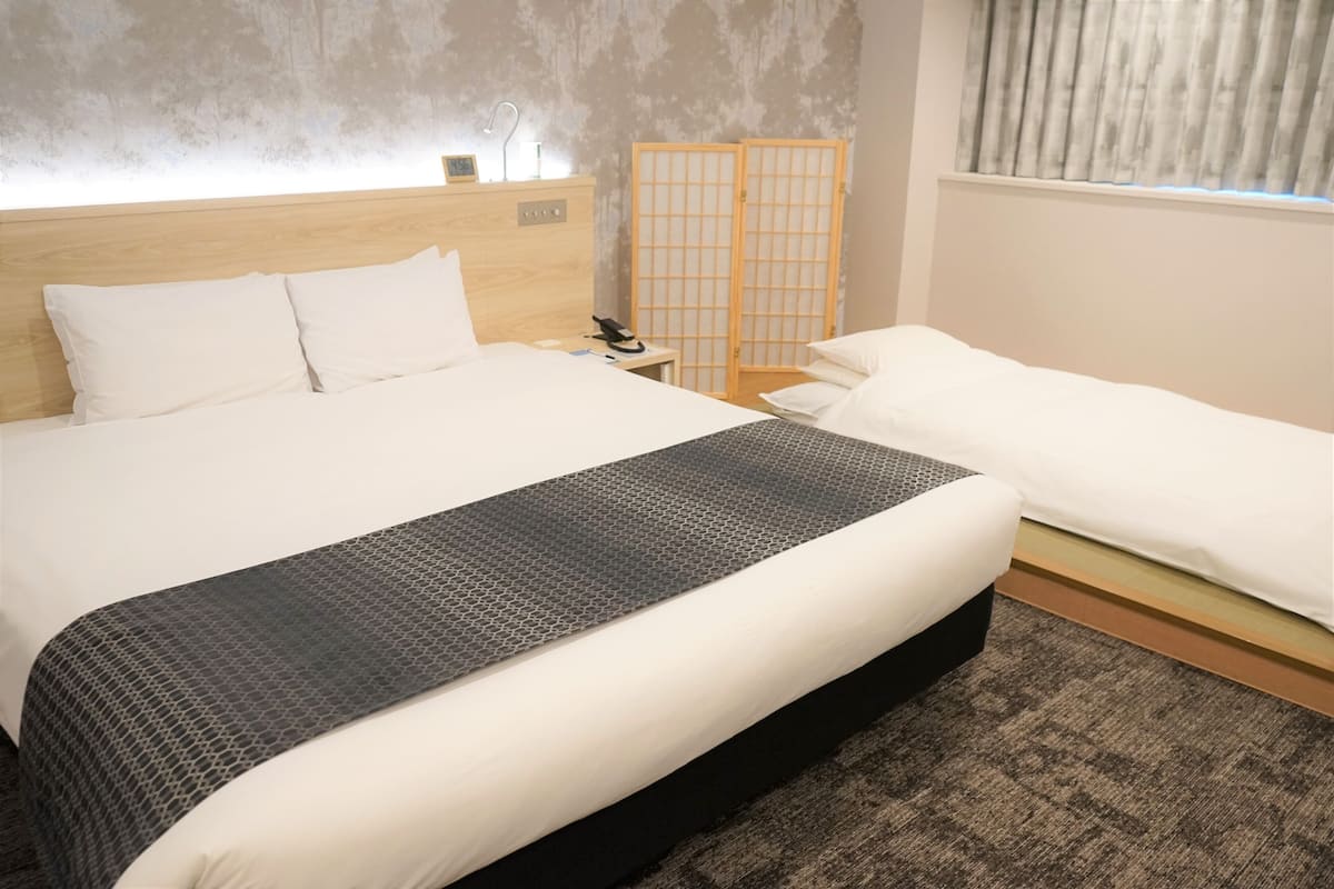 comfort double, non-smoking(west wing) | 1 bedroom, desk, blackout curtains, soundproofing