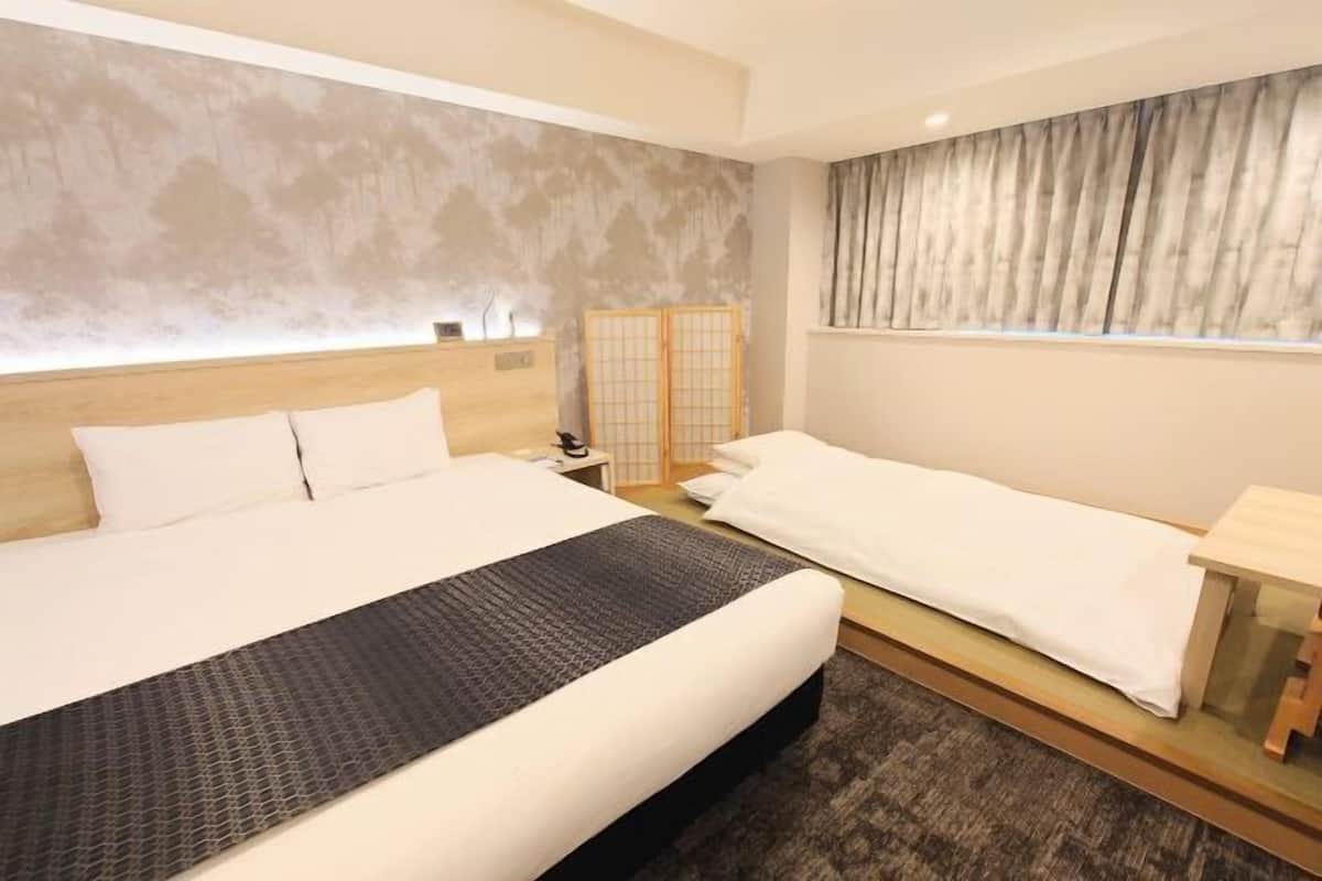 1 bedroom, desk, blackout curtains, soundproofing